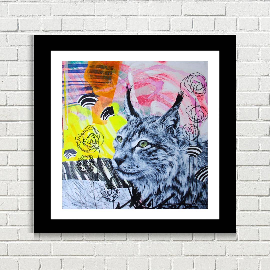 Lynx peint à l'acrylique en noir et blanc sur un fond de taches roses et jaunes fluo avec des fleurs naîvement brodées