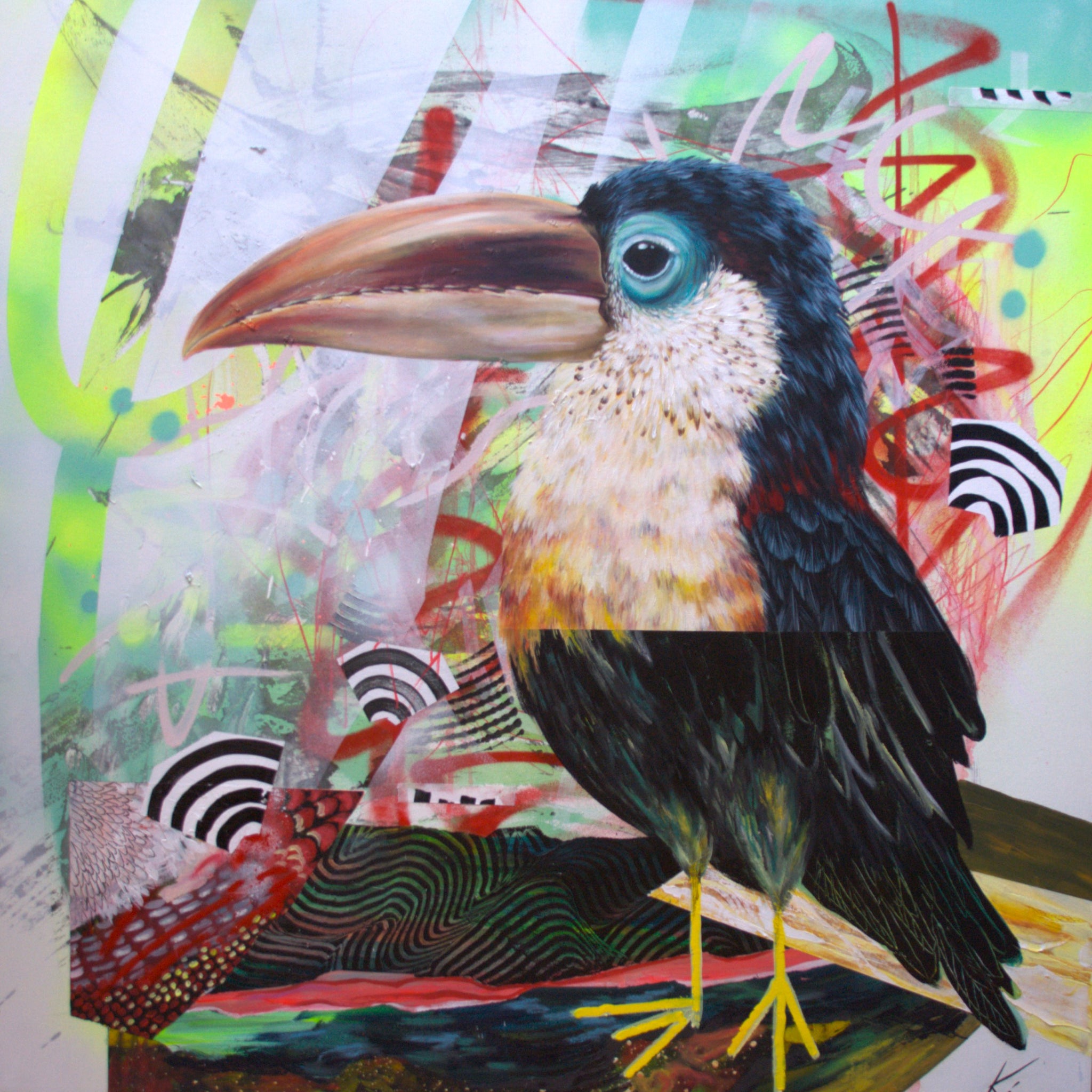 Peinture acrylique illustrant un toucan, avec une partie supérieure réaliste et une partie inférieure traitée de manière naïve. L'oiseau est posé sur un fond inspiré du street art, agrémenté de traits de peinture aérosol rouge.