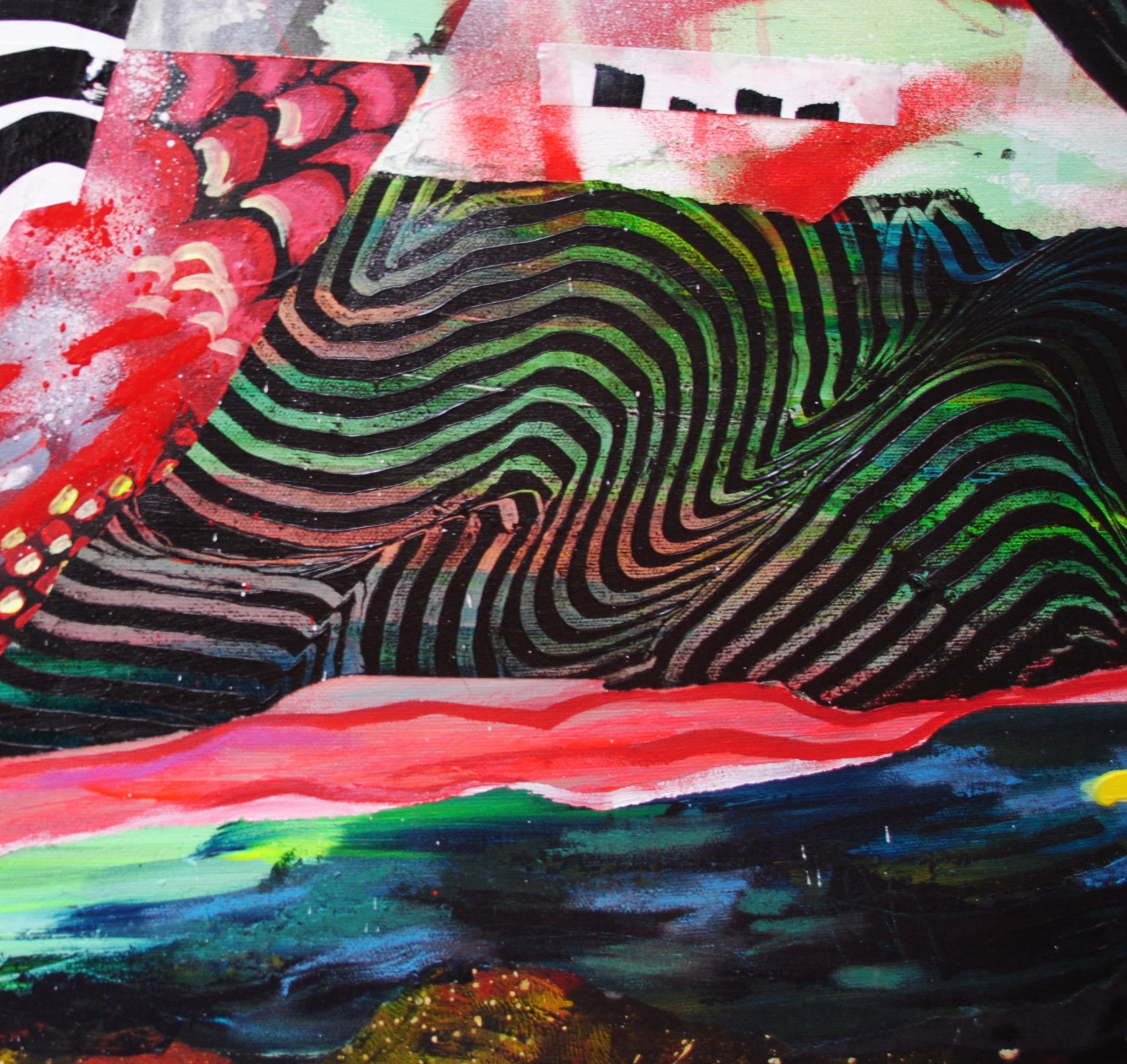 Détail d'une peinture acrylique présentant des lignes sinueuses noires et multicolores.