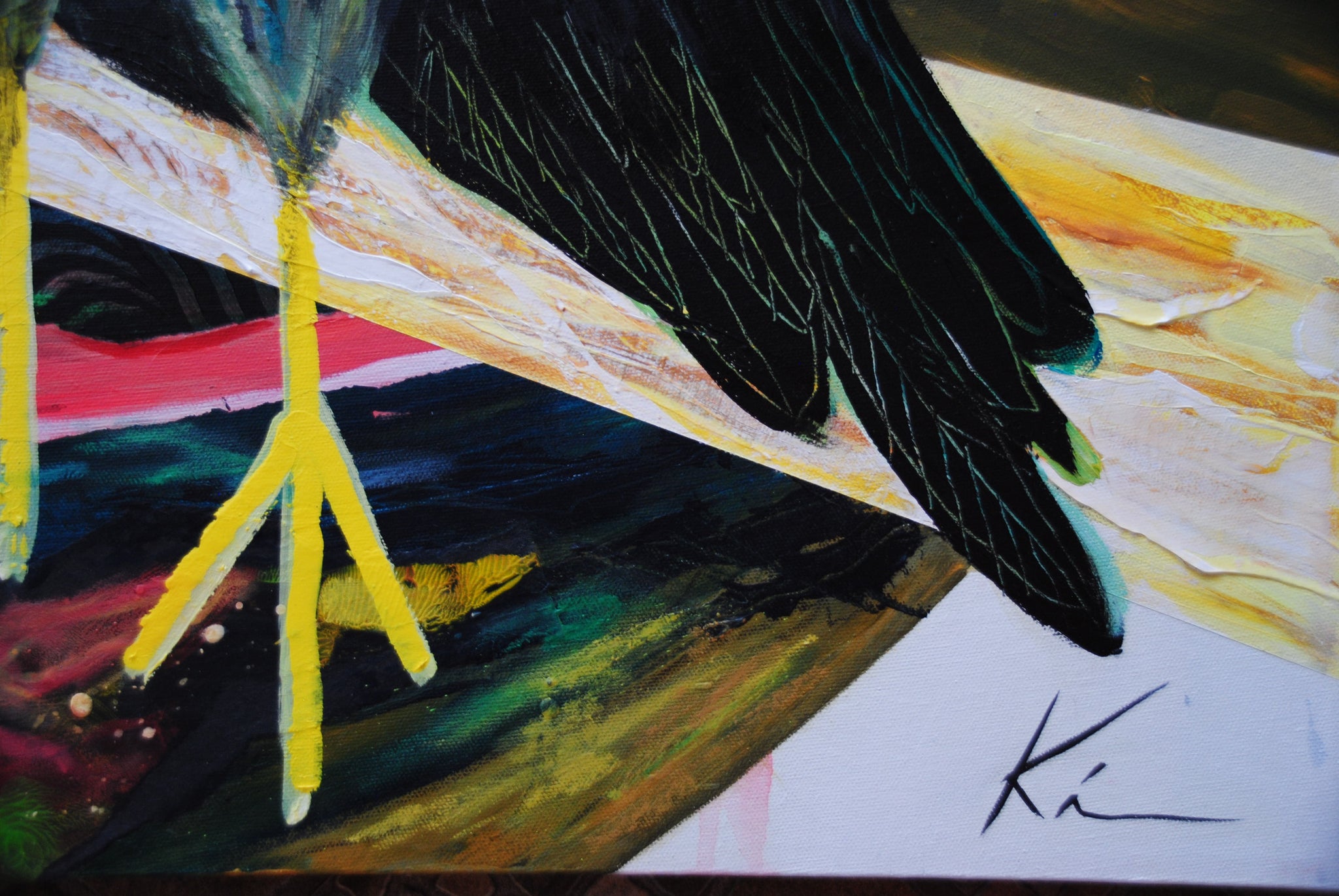 Détail d'une peinture acrylique illustrant de manière naïve un oiseau, avec la signature de l'artiste visible en bas à droite.