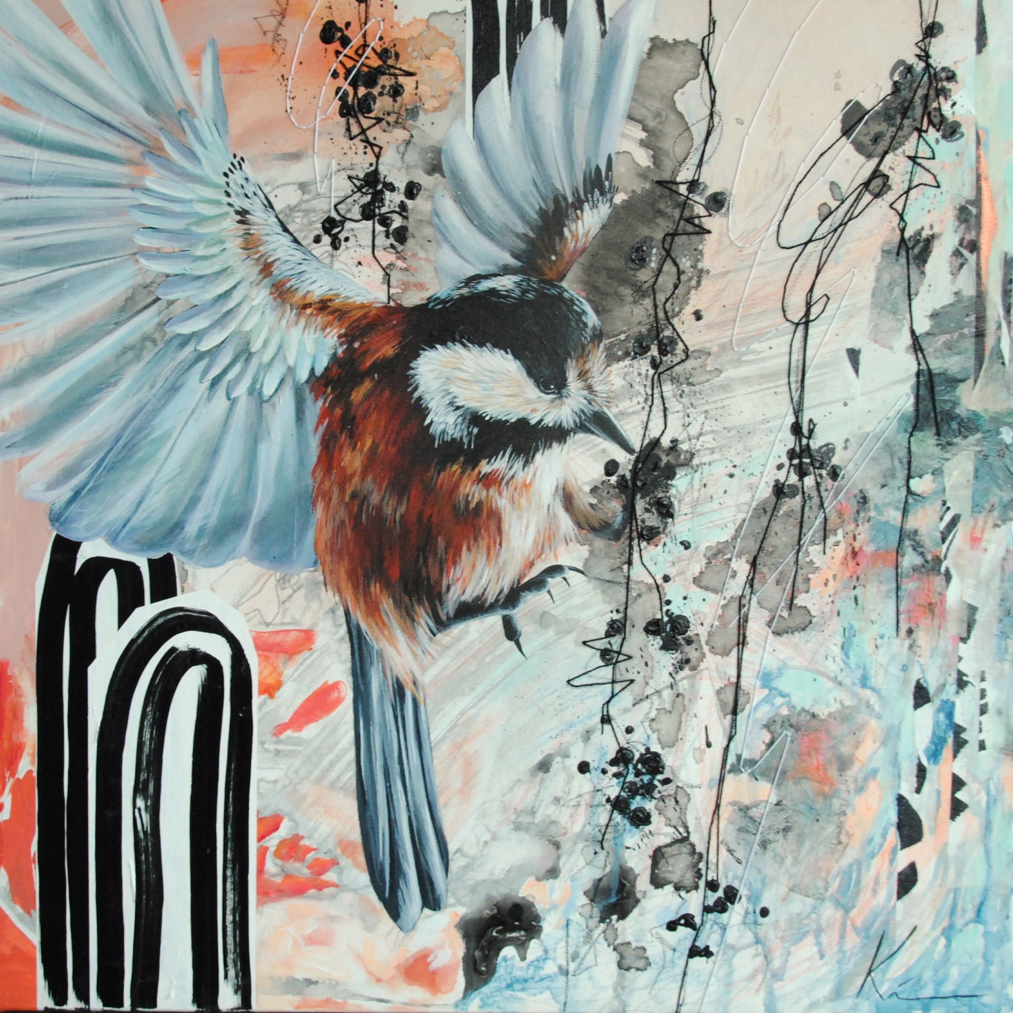 Peinte à l'acrylique, une mésange vole sur un fond abstrait orangé, avec des arcs-en-ciel en arrière-plan. Des traits noirs brodés rappellent des branches avec des petits fruits