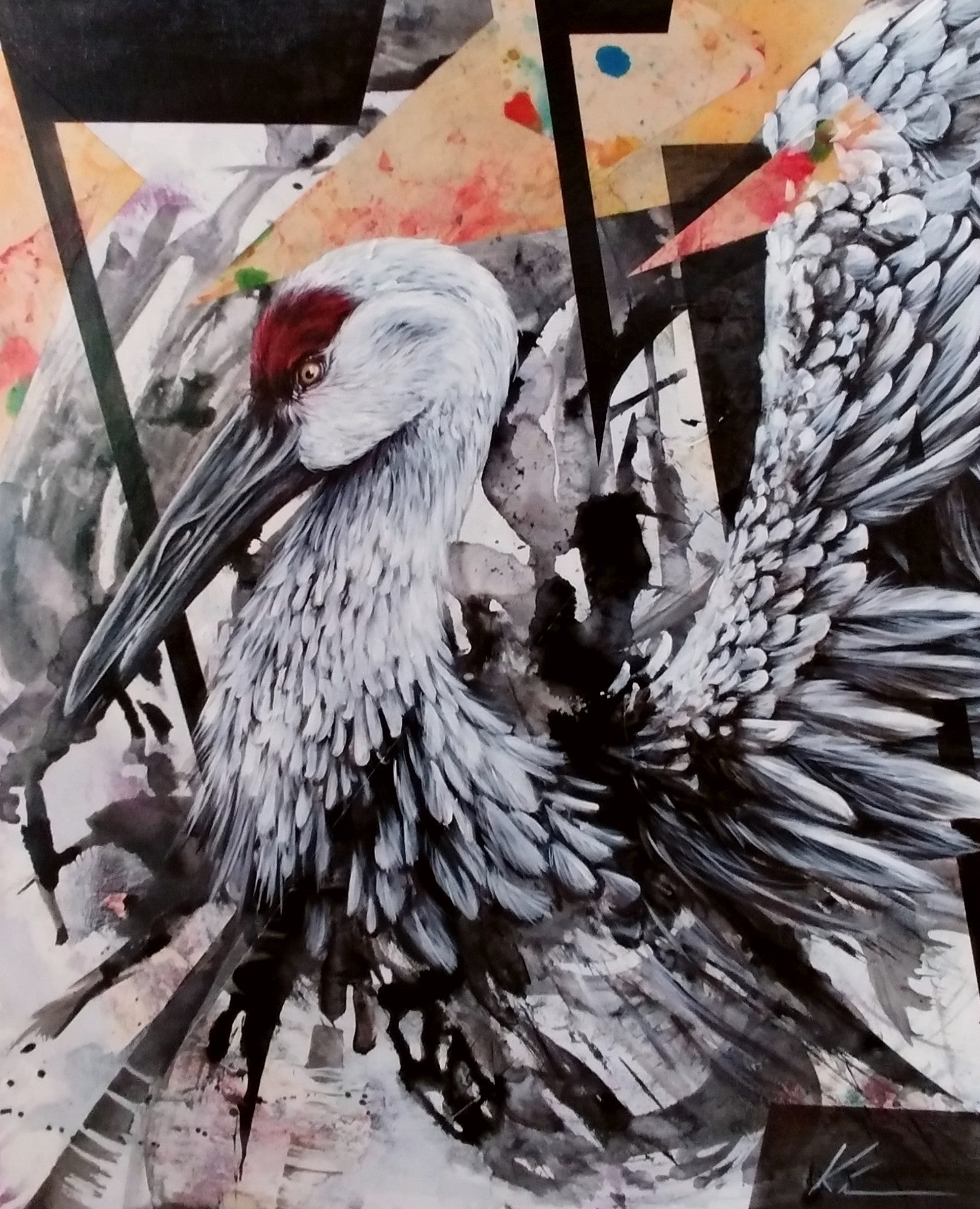 Peinture acrylique et collage d'une grue du canada les ailes ouverte sur un fond de taches abstraite avec des collages géométriques